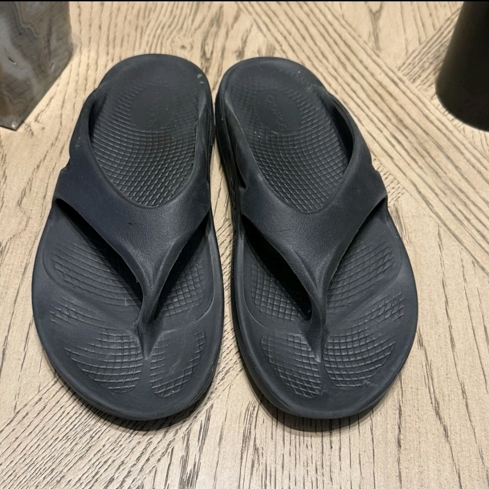 OOFOS Slip On Recovery Unisex Thong Flip Flops Sandals Size M7/W9
